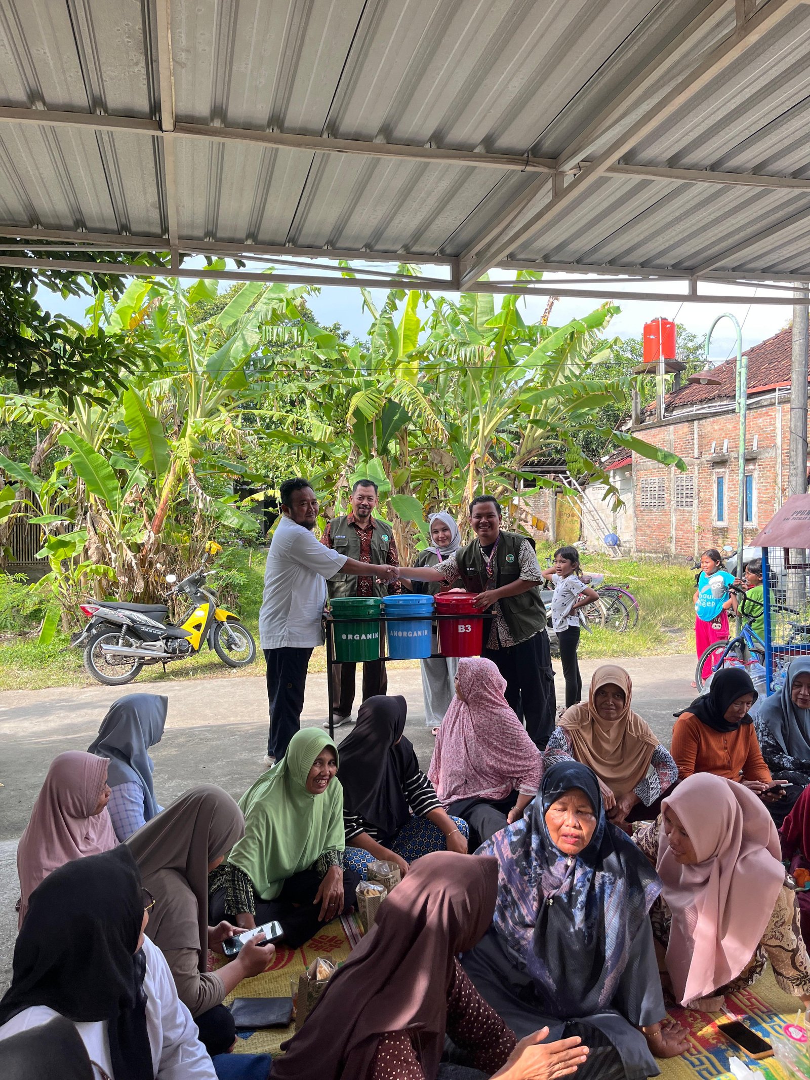 Sinergi KKN Padepokan 14 UST dan Masyarakat dalam Mewujudkan Dusun Boto Peduli Sampah.